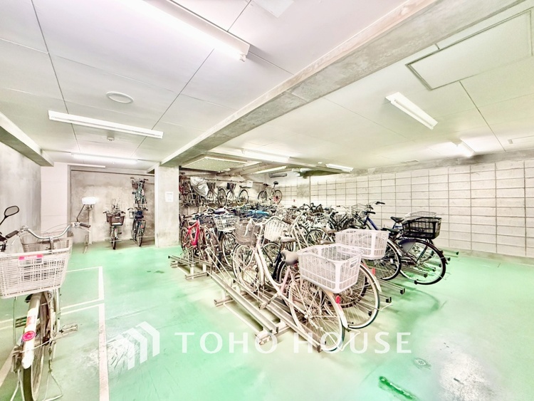 内装 ◆リビング◆たくさんの窓から注ぐ太陽の光。時間の経過とともに光と影のコントラストがこの空間のムードを変え、部屋に変化と温もりをもたらしてくれる。