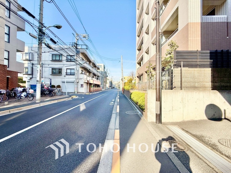 内装 ◆リビング◆そこには目を輝かせ笑顔で見つめてくれる君がいて、「おかえり」の言葉がこだまする。何気ない日々の挨拶は僕にとっては幸せで、同時に君の瞳にも恋している。