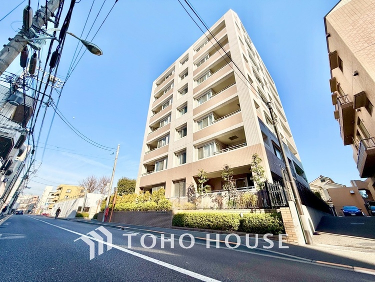 キッチン ◆キッチン◆美しく使いやすいキッチンは油汚れが簡単に拭き取れる素材で加工されており、浄水器シャワーから流す水の音を軽減する静かなシンクを採用。見えないところにさり気ない配慮が嬉しいですね