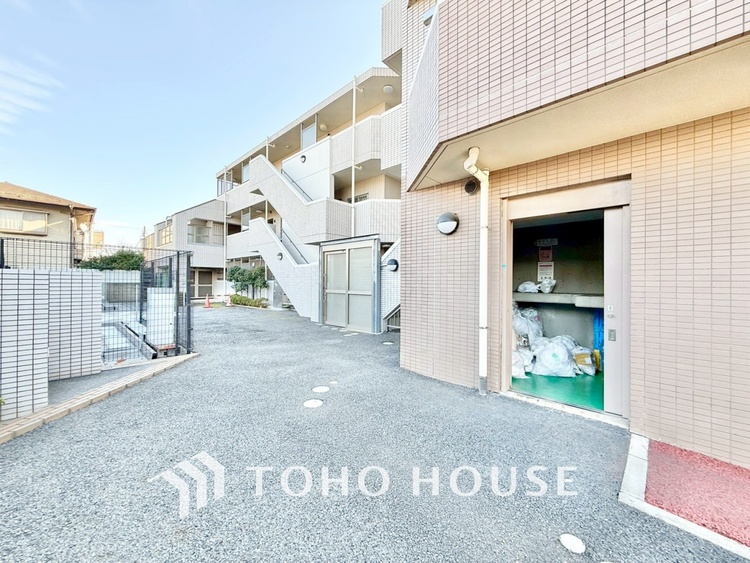 キッチン ◆今宵の食卓◆ダウンライトに反射するグラスを眺めながらワインを注ぐ。トクトクと心地いい音をさせながら、フランスの古城を思わせる薫りがたちこめ、とても幸せな時を過ごせる。