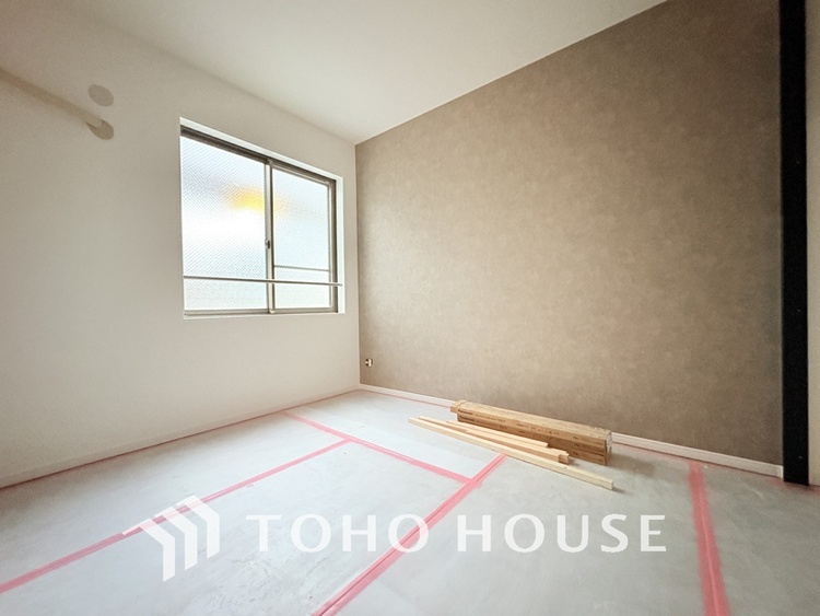 内装 採光もある洋室は、くつろぎのひと時を過ごすのにぴったり（リフォーム中）