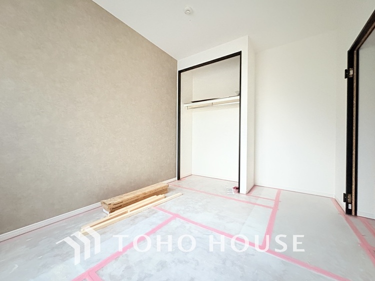 内装 シンプルですっきりとした室内は飽きのこない居心地の良い雰囲気です（リフォーム中）