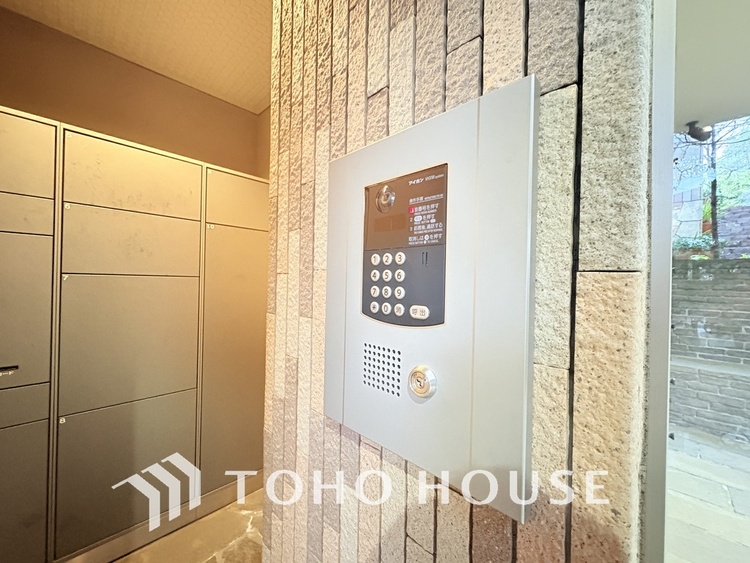 エントランス エントランスはオートロック完備で安心のセキュリティ