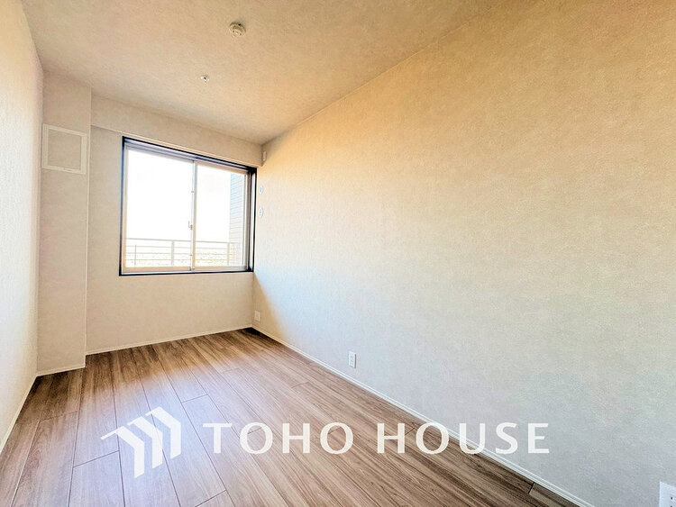 内装 採光もある洋室は、くつろぎのひと時を過ごすのにぴったり