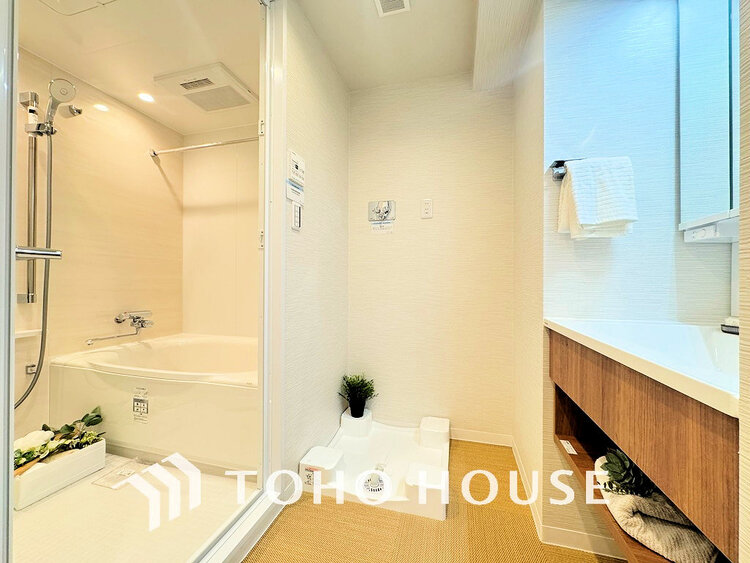 洗面 落ち着きのある色合いでまとめられた洗面室