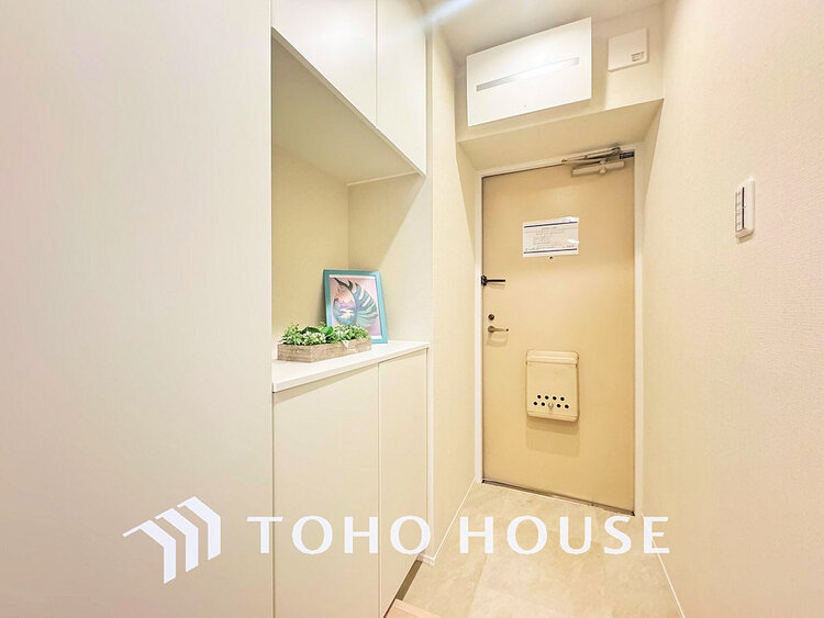 玄関 落ち着いた雰囲気の玄関、家族の帰りを暖かく迎えてくれます