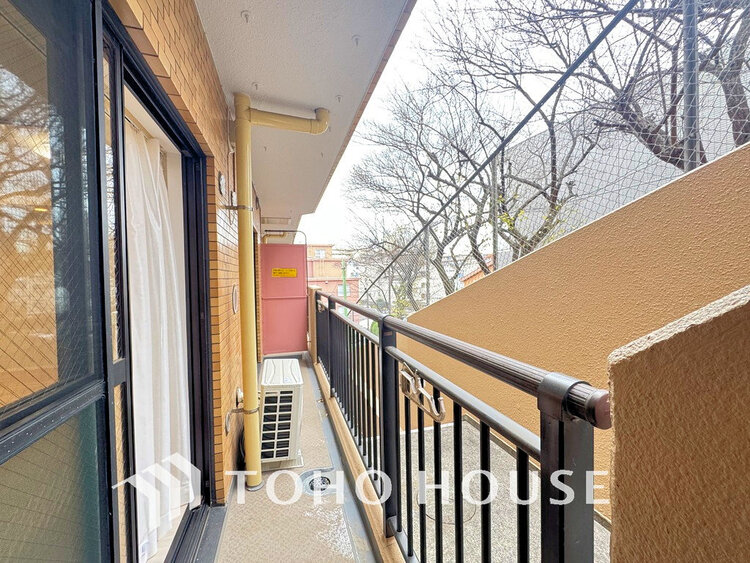 バルコニー 日当たりの良いバルコニーで晴れの日の洗濯物も楽しみになりますね