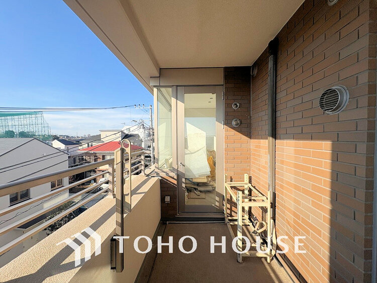 バルコニー 日当たりの良いバルコニーで晴れの日の洗濯物も楽しみになりますね