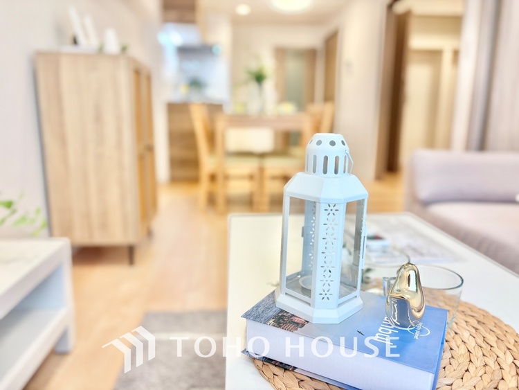 内装 ここにはみんなが集い、食事と楽しい会話が始まる。話に夢中になりすぎて、ついつい時を忘れ夜半過ぎになってしまう。そんな束の間の幸せを感じさせてくれる場所でありたい。　