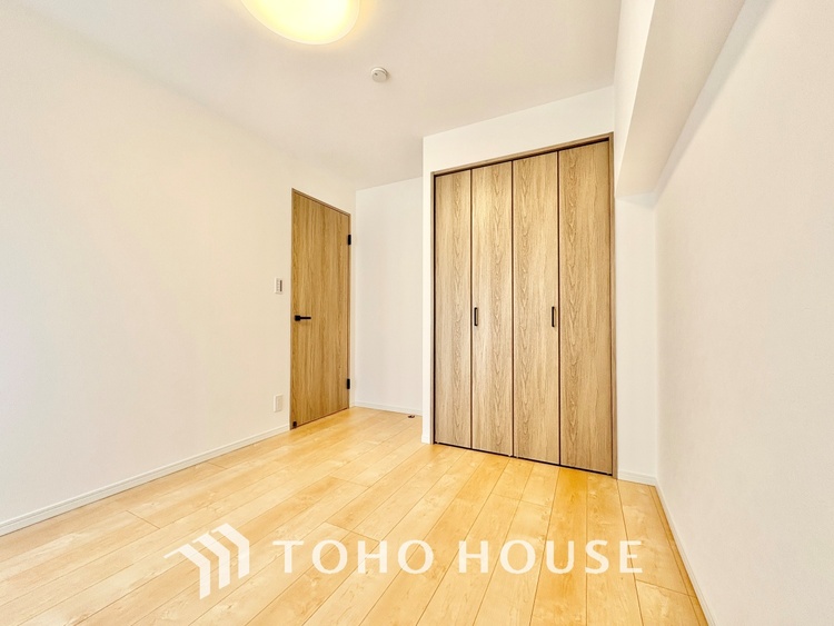 内装 堂々とした広さを誇るリビングは、優雅な開放感と安心感を兼ね備えた上質な空間。ご家族の時間を一層贅沢に演出します。