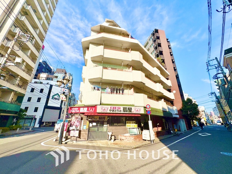 外観 堂々とした広さを誇るリビングは、優雅な開放感と安心感を兼ね備えた上質な空間。ご家族の時間を一層贅沢に演出します。