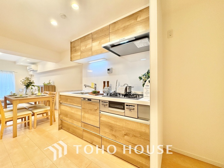 キッチン 上質な素材に囲まれたキッチンは、穏やかな時間が流れる特別な空間。洗練された料理が生まれる場所です。