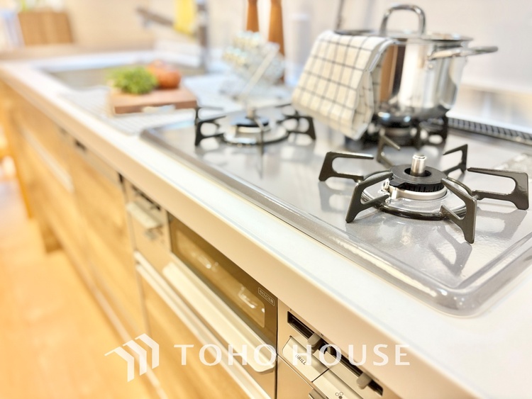 キッチン 時を超えて愛されるデザインが、日常を特別なひとときへと昇華させます。この場所から、心満たされる豊かな食卓が始まります。