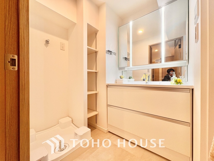 洗面 清潔感あふれる洗面化粧台で、毎日の身支度を快適にサポートします。