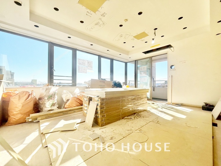 内装 【改装中】居心地のいい暮らしには欠かせない眩い採光。ゆったりとした幅の窓からこの空間に降り注ぐ採光が絶えない。明るいリビングこそ居心地のいい暮らしが待っているのだと思う。