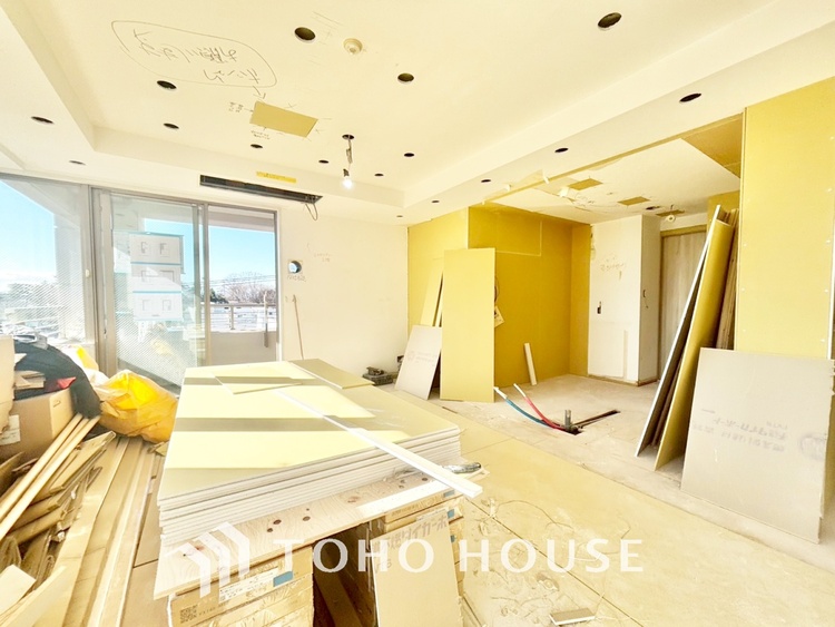 内装 【改装中】叶えたかったのは落ち着きのあるナチュラルな風合い、そして開放感があるリビング。優雅な気分に浸れる幸せな時間を家族が自然と集まりたくなるこの空間で。