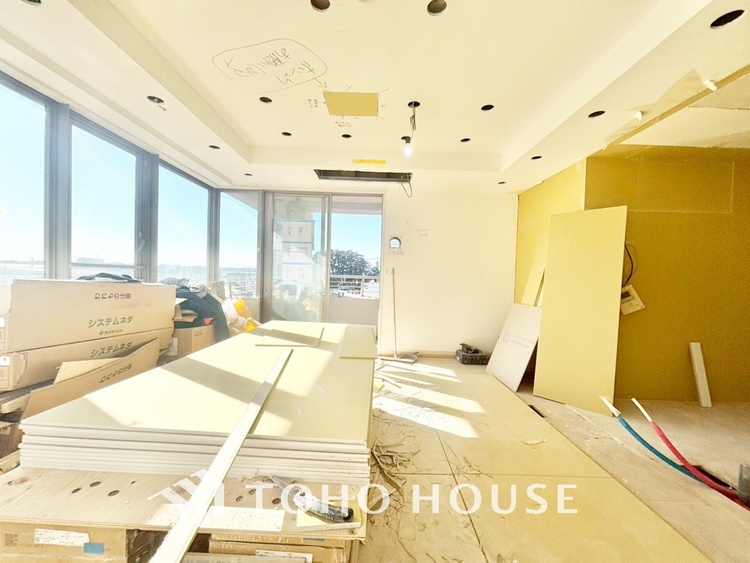 内装 【改装中】◆サンサンと◆差し込む太陽の光がこのリビングに笑いをもたらす。ソファの上のクッションがポカポカした暖気にぬくぬくと微睡んでいる。