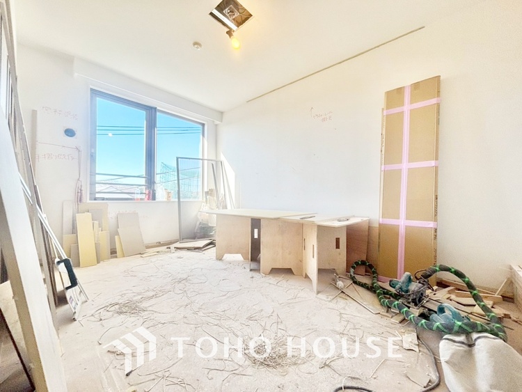 内装 【改装中】使いやすく、明るい洋室に仕上がります。子供部屋や趣味のお部屋にご利用できます。ご自身で家具などを配置し、素敵な空間を創り上げられます。