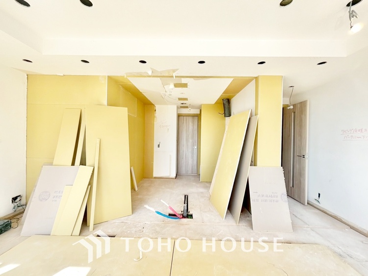 内装 【改装中】ここはみんなが集い、食事と楽しい会話が始まる場所。話に夢中になりすぎて、ついつい時を忘れ、夜半過ぎになってしまう。そんな束の間の幸せを感じさせてくれます。