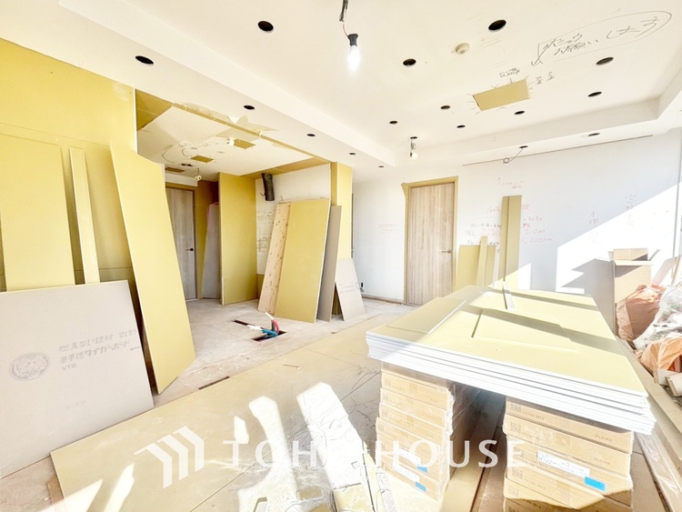 内装 【改装中】「想像していた以上に広い」が写真を撮っているときの感想です。家事動線に配慮したプランによりご家族がくつろげる明るく広い空間が確保できました。