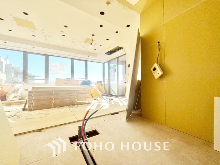 キッチン 【改装中】キッチンは家族の絆を育む大切な空間。シンプルで使い易いシステムキッチンで愉しく作る料理は愛情のある美味しいご馳走に。家族で使えるダイニングキッチンです。