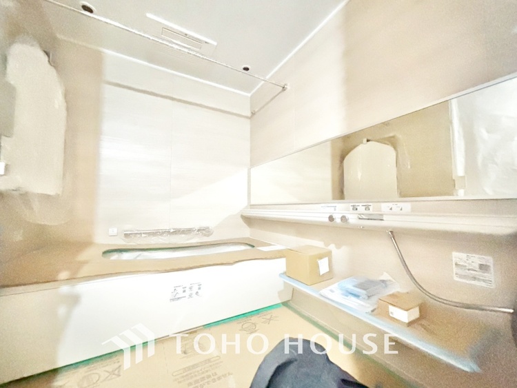 風呂 【改装中】【浴室】《一日の疲れを落としてくれる場所は、落ち着く場所でなければならない》　高級感溢れるカラーと大きさ・柔らかな曲線で構成された半身浴も楽しめるバスタブが心地よさをもたらします。