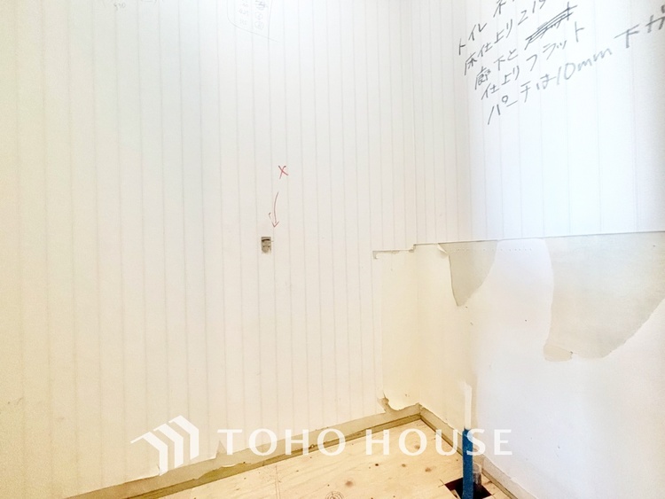 トイレ 【改装中】清潔感あるホワイト調のクロスと温もり溢れるモダンカラーの床材が見事に調和した本邸宅は、毎日の生活を少しでも快適に過ごして頂ける様に落ち着いた雰囲気作りから行っています。