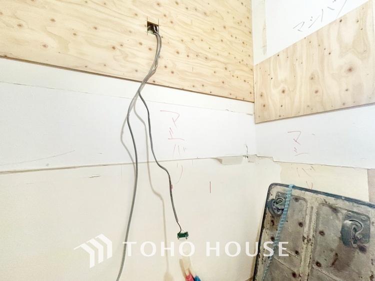 洗面 【改装中】気持ちの良い朝をつくりだし、夕方には笑顔を取り戻させてくれるミラー。パウダールームはいつでも本来の自分を取り戻せる空間。明るく仕上げてあります。