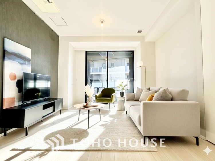 内装 ＊配置してある家具や小物はCGによるイメージ画像です。忙しい朝でも、しっかり家族が揃って食事をして頂けるゆとりある大きさのダイニングスペース。リビングと和室の続き間は急な来客時になど使い勝手が良いです