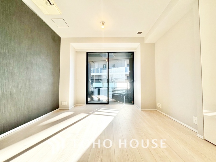 内装 居心地のいい暮らしには欠かせない眩い採光。ゆったりとした幅の窓からこの空間に降り注ぐ採光が絶えない。明るいリビングこそ居心地のいい暮らしが待っているのだと思う。