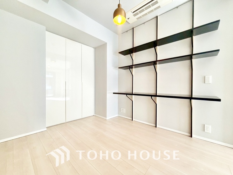 内装 風の通り道。舞い込んでくる風が優しく躍り、室内に爽やかな空気を運んでくる。そこに季節の息吹を感じて、いまがどんな季節なのかを実感する。