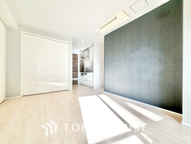 内装 叶えたかったのは落ち着きのあるナチュラルな風合い、そして開放感があるリビング。優雅な気分に浸れる幸せな時間を家族が自然と集まりたくなるこの空間で。