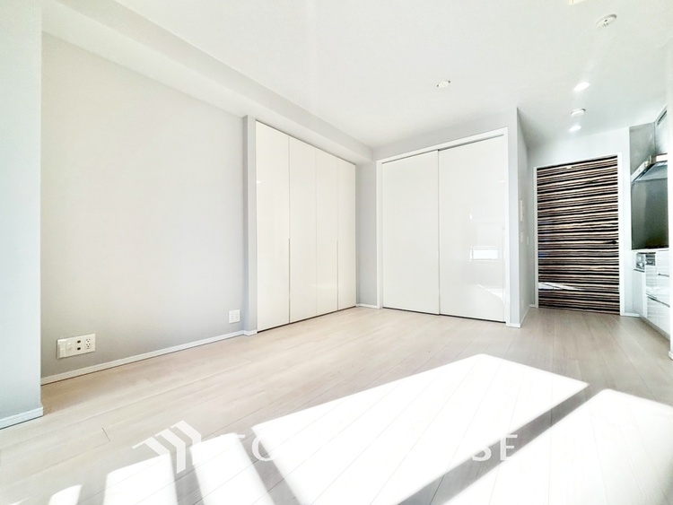 内装 ◆サンサンと◆差し込む太陽の光がこのリビングに笑いをもたらす。ソファの上のクッションがポカポカした暖気にぬくぬくと微睡んでいる。