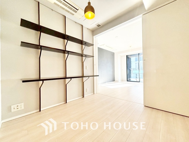 内装 使いやすく、明るい洋室に仕上がります。子供部屋や趣味のお部屋にご利用できます。ご自身で家具などを配置し、素敵な空間を創り上げられます。