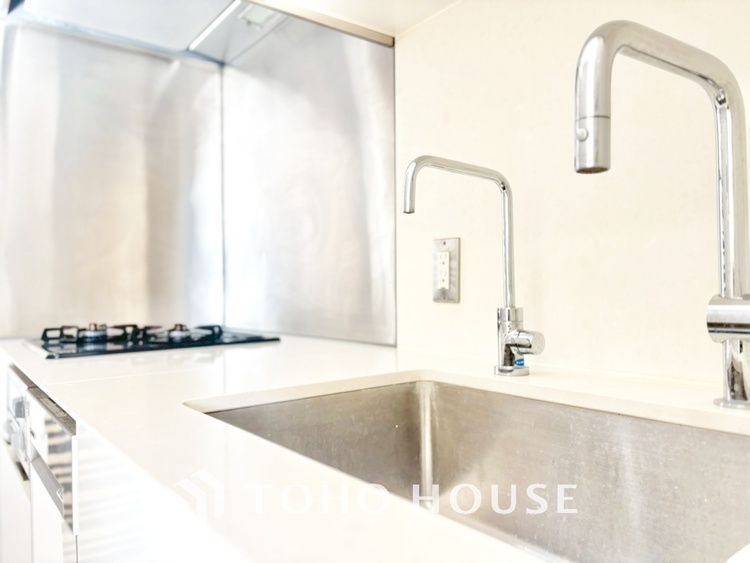 キッチン 手元の収納から、足元の収納までが全てスライド式で、奥のスペースまで有効に活用できます。奥まで上から見渡せるので、たまにしか使わない調理器具もサッと取出せます。