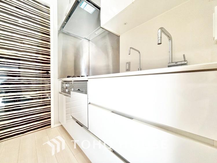 キッチン キッチンは家族の絆を育む大切な空間。シンプルで使い易いシステムキッチンで愉しく作る料理は愛情のある美味しいご馳走に。家族で使えるダイニングキッチンです。