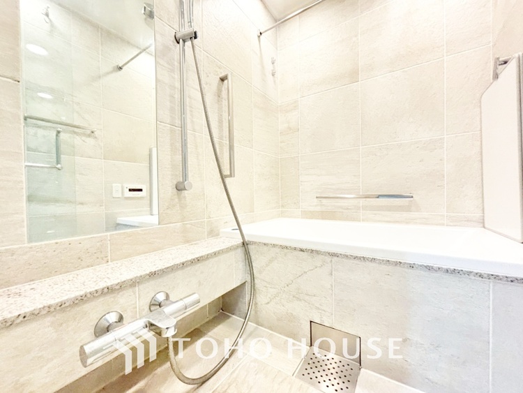 風呂 【浴室】《一日の疲れを落としてくれる場所は、落ち着く場所でなければならない》　高級感溢れるカラーと大きさ・柔らかな曲線で構成された半身浴も楽しめるバスタブが心地よさをもたらします。