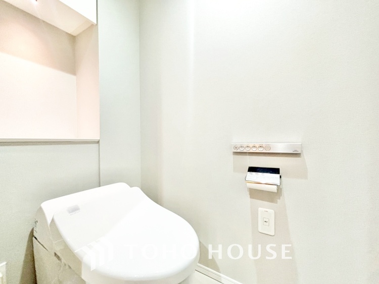 トイレ 清潔感あるホワイト調のクロスと温もり溢れるモダンカラーの床材が見事に調和した本邸宅は、毎日の生活を少しでも快適に過ごして頂ける様に落ち着いた雰囲気作りから行っています。