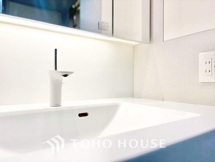 洗面 気持ちの良い朝をつくりだし、夕方には笑顔を取り戻させてくれるミラー。パウダールームはいつでも本来の自分を取り戻せる空間。明るく仕上げてあります。