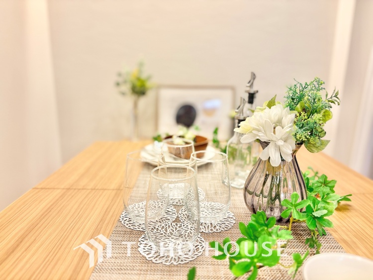 内装 ＊配置してある家具や小物はCGによるイメージ画像です。　ここにはみんなが集い、食事と楽しい会話が始まる。話に夢中になりすぎて、ついつい時を忘れ夜半過ぎになってしまう。