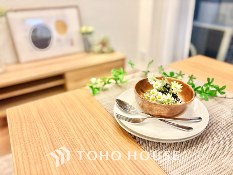 内装 ここにはみんなが集い、食事と楽しい会話が始まる。話に夢中になりすぎて、ついつい時を忘れ夜半過ぎになってしまう。そんな束の間の幸せを感じさせてくれる場所でありたい。　