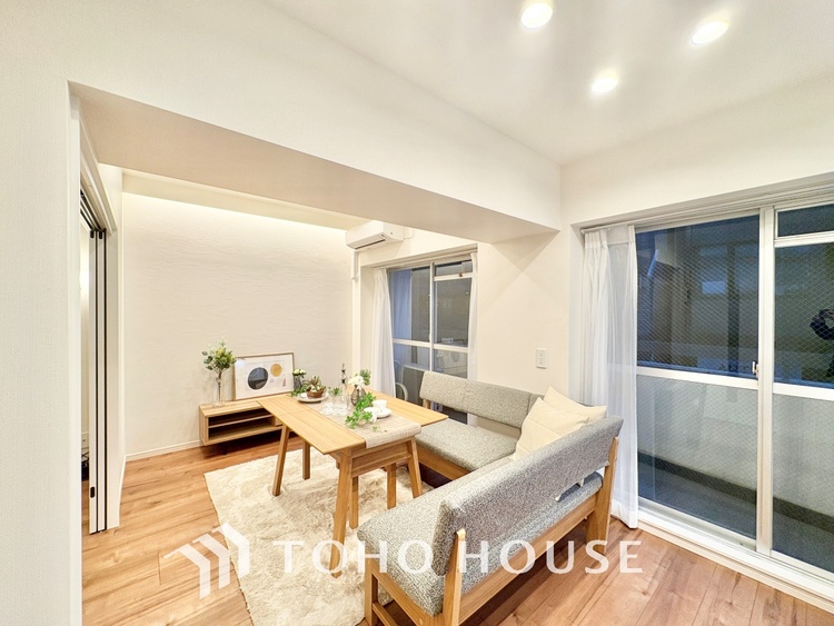 内装 大きなリビングは、高級感漂う設えとゆとりある広さで安心をもたらす特別な場所。暮らしの中心にふさわしい空間です。