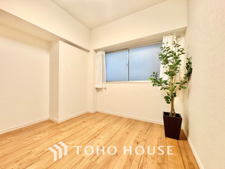 内装 堂々とした広さを誇るリビングは、優雅な開放感と安心感を兼ね備えた上質な空間。ご家族の時間を一層贅沢に演出します。