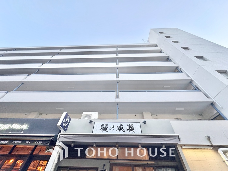 外観 堂々とした広さを誇るリビングは、優雅な開放感と安心感を兼ね備えた上質な空間。ご家族の時間を一層贅沢に演出します。