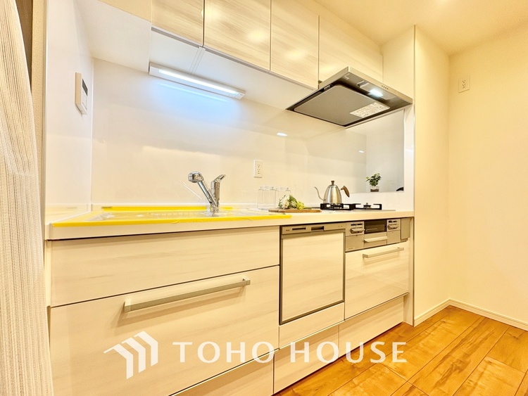 キッチン 上質な素材に囲まれたキッチンは、穏やかな時間が流れる特別な空間。洗練された料理が生まれる場所です。