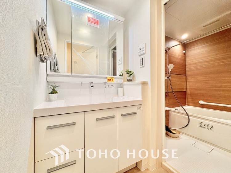 洗面 清潔感あふれる洗面化粧台で、毎日の身支度を快適にサポートします。