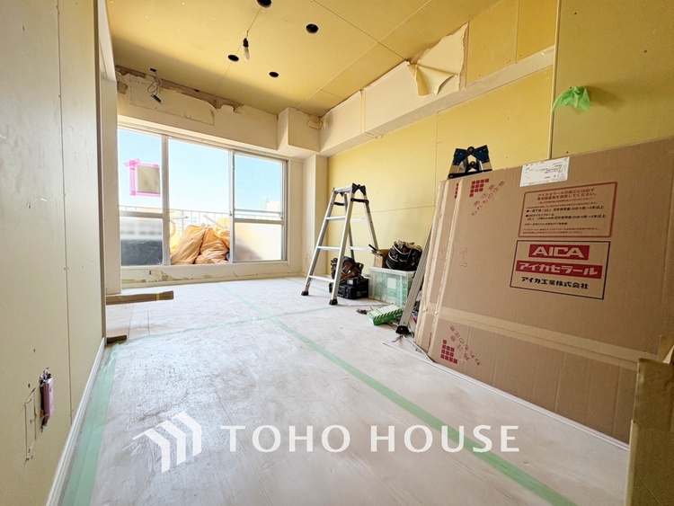 内装 【Pleasant sunlight】 触れることが出来そうな環境が、そのままインテリアに。その豊かで眩い眺望には、心地よい光と風が溢れ、ずっと眺めていたくなるような空間を演出してくれます。