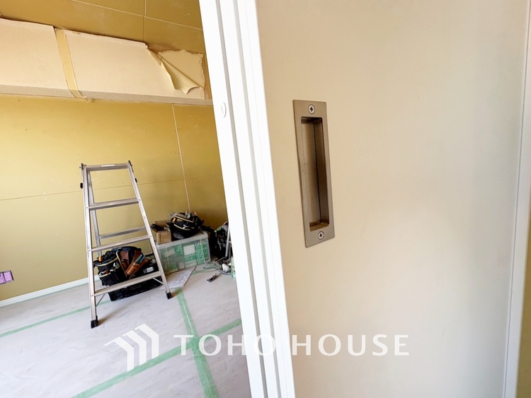 内装 【smart design】太陽の光をスマートにリビングへ。優しくいざなわれた採光が朝は目を覚ませ、昼はくつろぎ、そして夕刻には温もりを与える。他にはないおしゃれなデザインで。