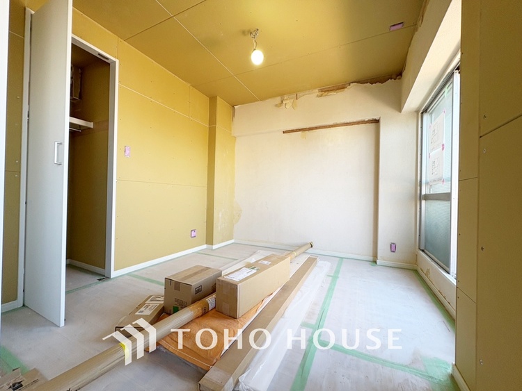 内装 【Bouncy conversation】　パートナーや家族が集う憩いの空間。真新しい木目のフローリングや白亜のクロスを陽の光、ダウンライトが照らし出し、家族・友人・知人の会話に華を咲かせます。