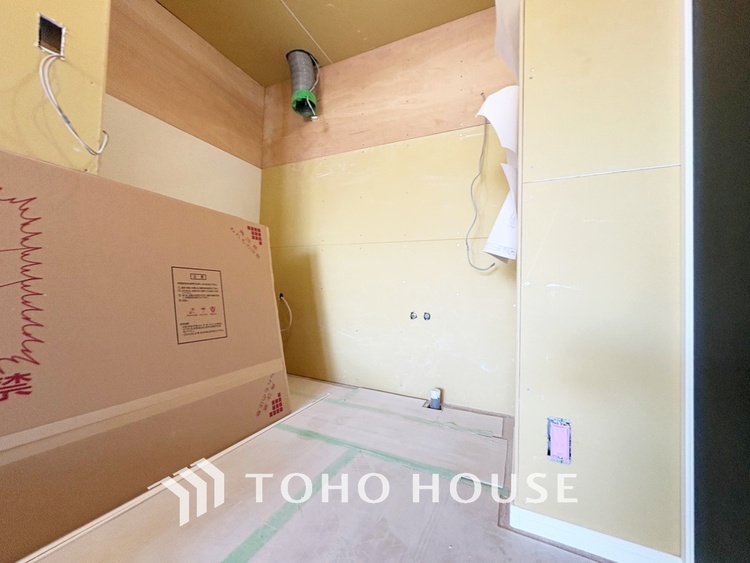 キッチン 【Kitchen】美しく使いやすいキッチンは油汚れが簡単に拭き取れる素材で加工されており、浄水器シャワーから流す水の音を軽減する静かなシンクを採用。見えないところにさり気ない配慮が嬉しい